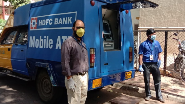 एचडीएफसी बैंक भी दे रहा है मोबाइल ATM की सुविधा