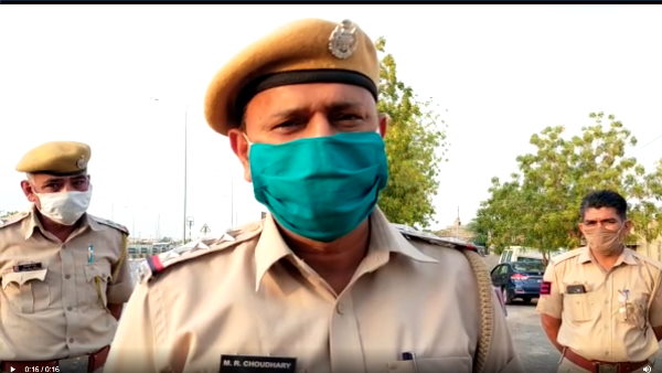  सरकारी दस्तावेज फाड़े