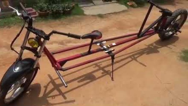 बाइक राइडर की सीट और बाइक की पीछे के बीच एक मीटर दूरी रखी है