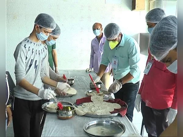 5 लाख रुपए की रोटी बनाने की मशीन ली 5 लाख रुपए की रोटी बनाने की मशीन ली