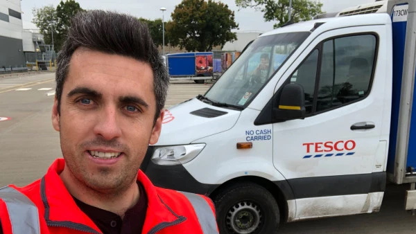 डिलीवरी ड्राइवर बना पायलट