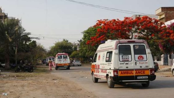 एंबुलेंस से दुल्हन को विदा कर लाया दूल्हा एंबुलेंस से दुल्हन को विदा कर लाया दूल्हा