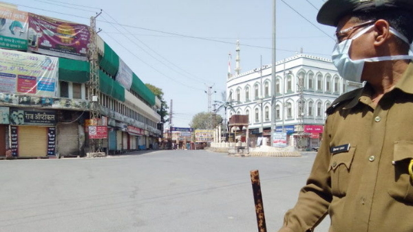 कुछ महिलाओं के मुंह पर मास्क, कुछ के नहीं कुछ महिलाओं के मुंह पर मास्क, कुछ के नहीं