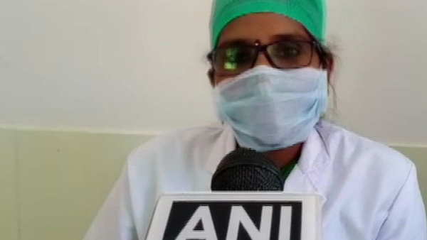 8 माह की गर्भवती महिला कर रही है लोगों का इलाज