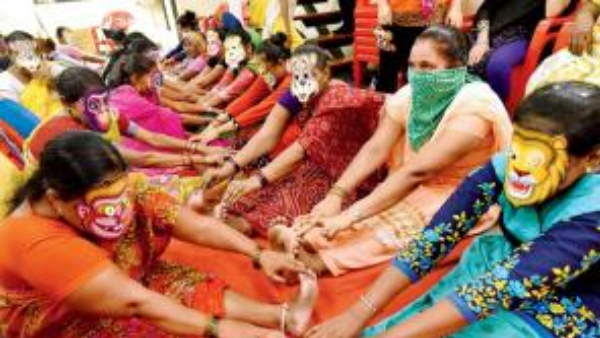 'सरकार हमें भी जीने के लिए पैसे दे'