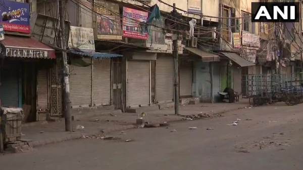 कंटेनमेंट जोन में सड़कें खाली दिखीं