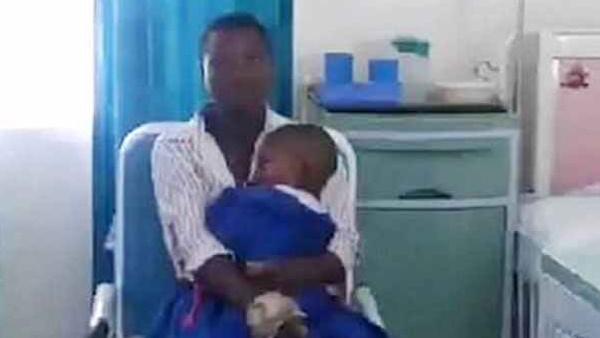 मां ने मगरमच्छ के जबड़े से निकला बच्चे को