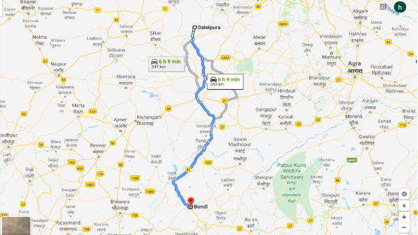 कोई लेपटॉप तो मोबाइल लेकर बैठा
