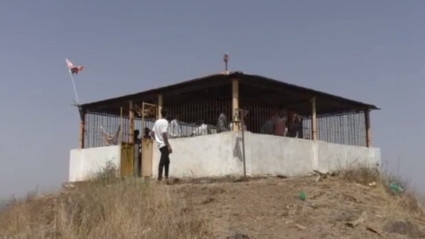  यहां के लोग आते हैं मंदिर