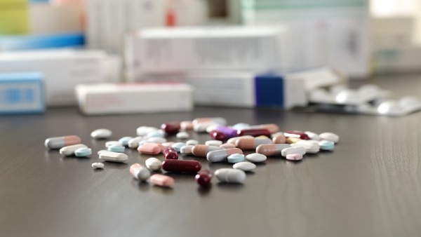 दवा नियंत्रक को दवा की उपलब्धता सुनिश्चित कराने का निर्देश