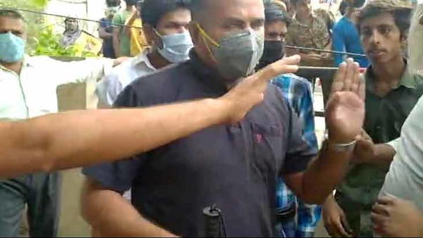 स्वास्थ्यकर्मियों को देख वह भड़क गए