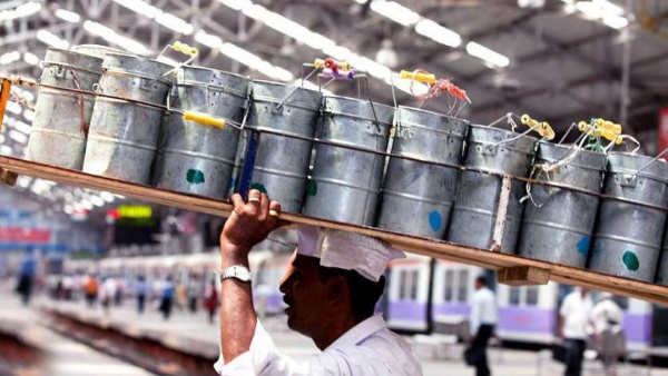 डब्बावालों के साथ की थी फिल्म की शूटिंग डब्बावालों के साथ की थी फिल्म की शूटिंग