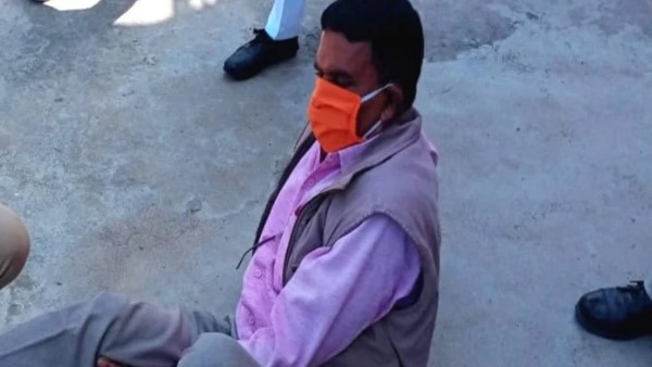 एएसपी ने खुद ठीक की अर्दली की मोच