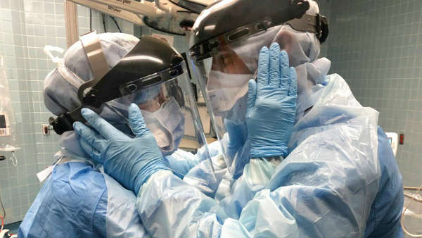 नर्स पति-पत्‍नी एक ही अस्‍पताल में कर रहे हैं काम