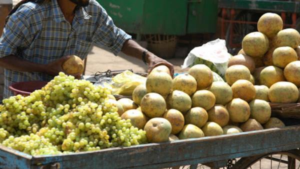 'मुस्लिम फल विक्रेता को ना घुसने दिया जाए'
