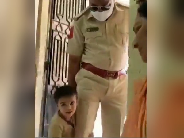  Watch video: a head constable how leave home for duty As corona warriors, his Grandson didnt leave him 
