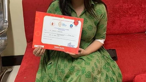 फ्रांस गई थीं और वहीं कोरोना ने जकड़ लिया था