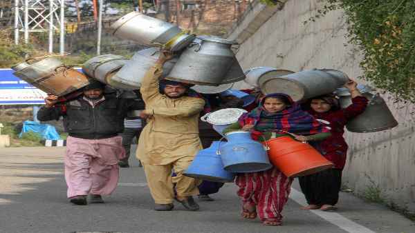 कोरोना वायरस फैलाने की अफवाह उड़ाने का आरोप