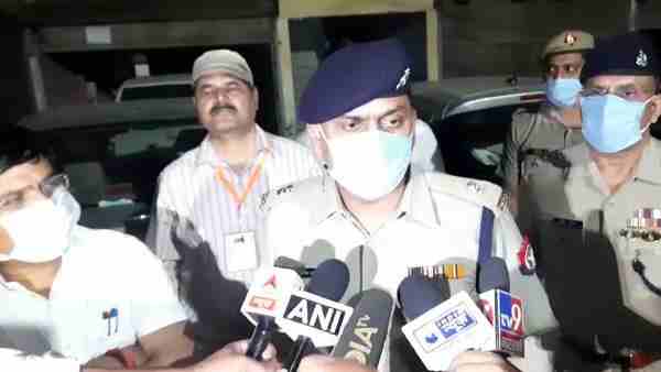 आइसोलेशन वॉर्ड में नंगे घूम रहे मरीज