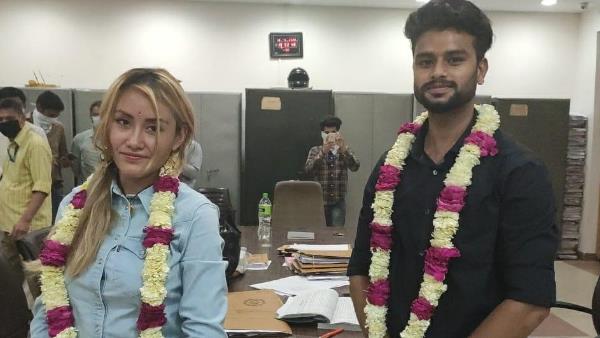 ऐसे शुरू हुई लव स्टोरी 