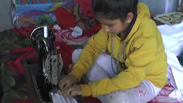 रोज 10 से 20 मास्क सिल रही है वैष्णवी