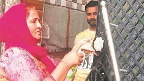 गेट पर थूककर हो गईं फरार