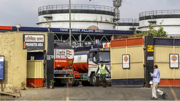 लॉकडाउन के कारण तेल की मांग में 40 फीसदी से अधिक की गिरावट