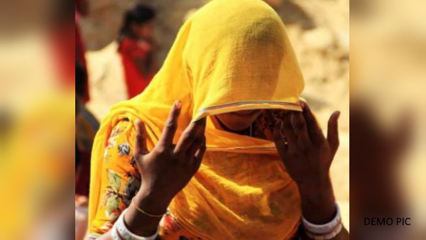 हाथ जोड़कर मांग रहे माफी