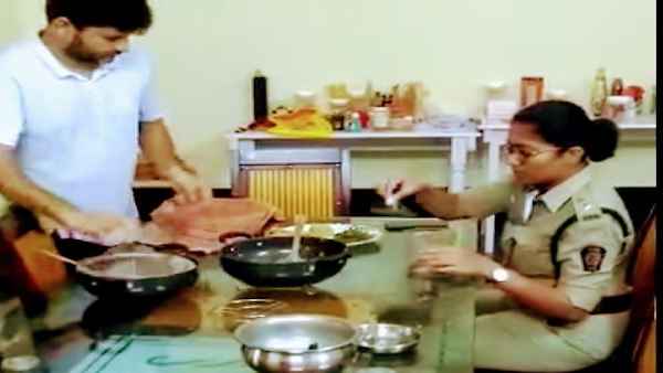 पत्नी की वर्दी तक कर रहे प्रेस पत्नी की वर्दी तक कर रहे प्रेस