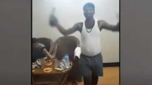 तस्वीर वायरल होने के बाद सरकार कि हो रही है किरकिरी तस्वीर वायरल होने के बाद सरकार कि हो रही है किरकिरी