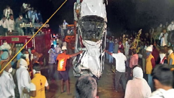 क्रेन की मदद से कार को निकाला बाहर क्रेन की मदद से कार को निकाला बाहर