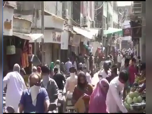 watch-video-huge-crowd-in-junagadh-city-people-ignoring-social-distancing