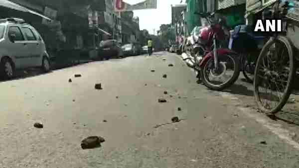 पुलिस पर किया पथराव