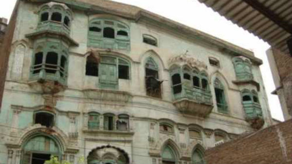 पेशावर में है कपूर खानदान का पुश्तैनी घर पेशावर में है कपूर खानदान का पुश्तैनी घर