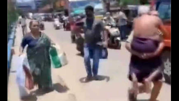 गोद में उठाकर घर से ऑटो तक लेकर दौड़ पड़ा बेटा