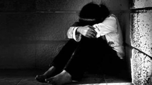 राशन का सामान लेने गई थी लड़की