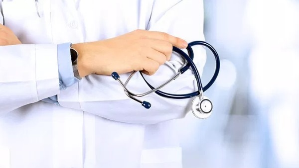 कोरोना के डर की वजह से डॉक्टर ने पहले इलाज से किया इनकार