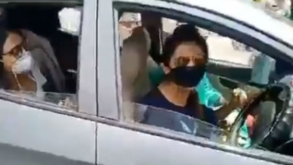 सड़क पर बैठकर रोने लगी युवती 