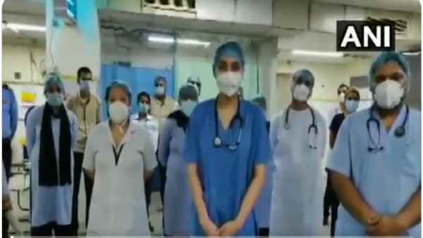 कोरोना मरीज के साथ आने वाली ने डॉक्टर पर उठाया हाथ कोरोना मरीज के साथ आने वाली ने डॉक्टर पर उठाया हाथ