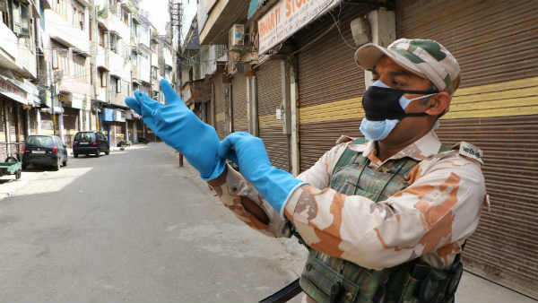 बेटे को देखने के लिए बेचैन माता-पिता 