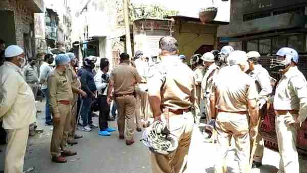 जली कोठी इलाके को सील करने पहुंची थी पुलिस जली कोठी इलाके को सील करने पहुंची थी पुलिस