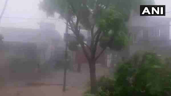 कई इलाकों मे तेज आंधी के साथ बारिश हो सकती है... 