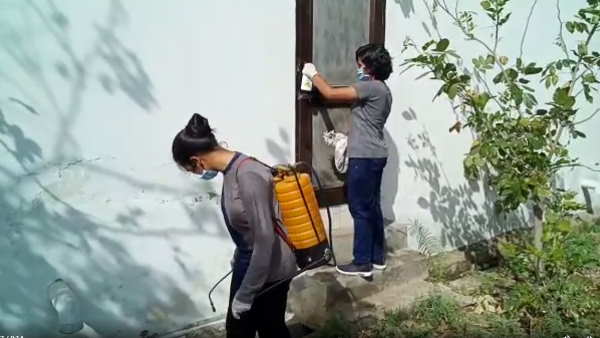 Moradabad two twin sister did sainitization of her village