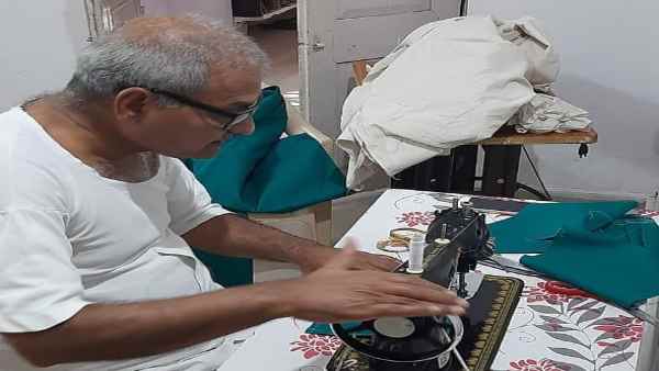 क्षेत्र के लिए खुद से मास्क बना रहे हैं ये सांसद