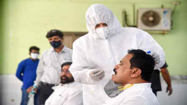 कोरोना मरीजों के बीच काम करने से कतराने लगे हैं लोग