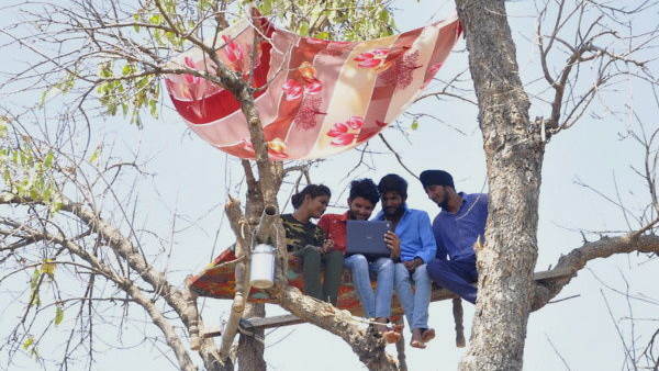 पेड़ों को ही बना लिया क्लास रूम