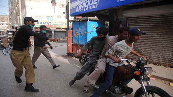 पाकिस्तान में ग्यारह हजार के करीब मरीज