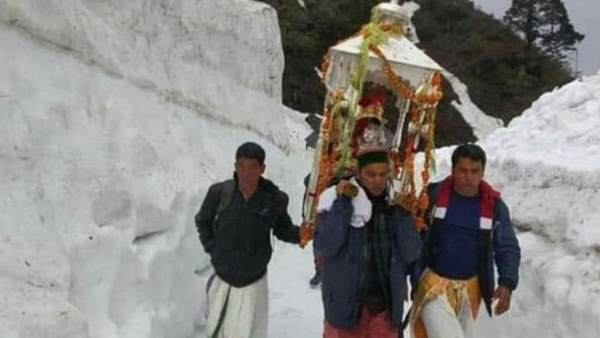 स्वयंभू शिवलिंग पर जल चढ़ाते हैं यात्री