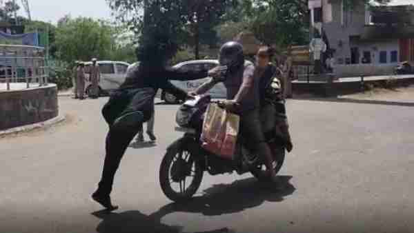 लॉकडाउन तोड़ने वालों को डराया