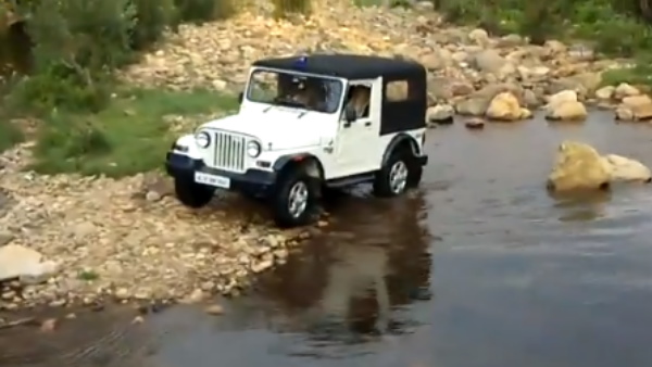 यूजर्स ने पुलिस के जज्बे को किया सलाम